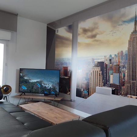 Appartement Renove Le New-York En Centre Ville - Terrasse Et Parking - Non Climatise La Roche-Chalais 外观 照片
