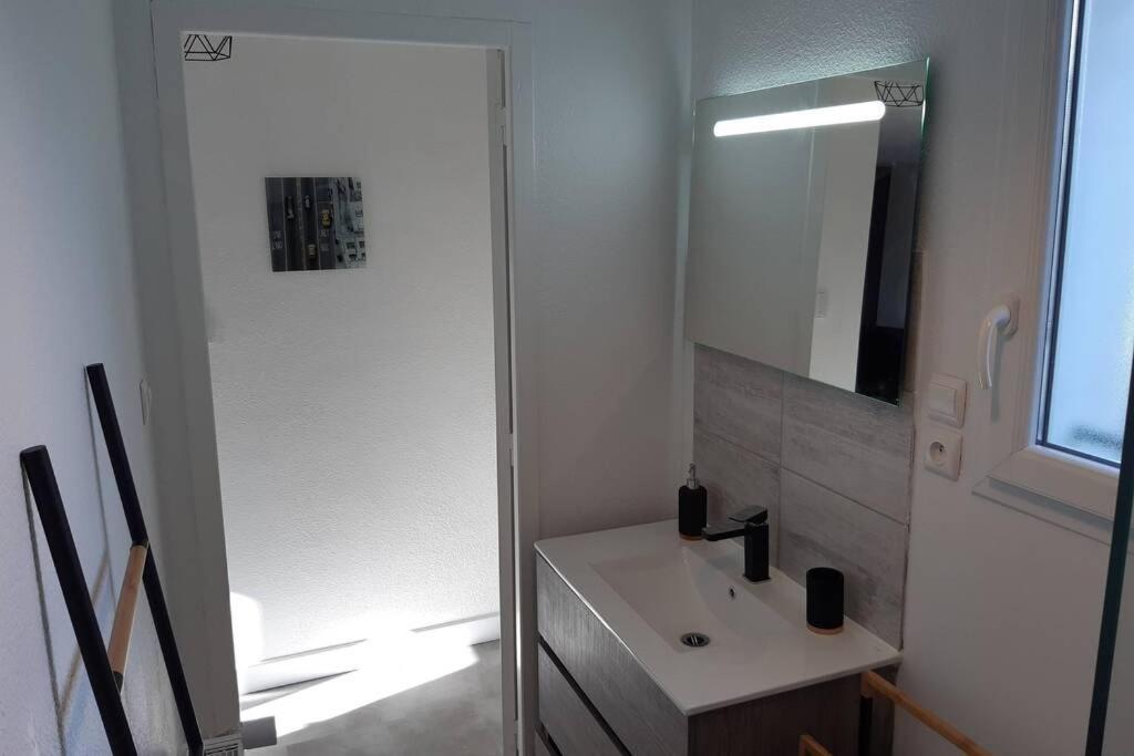 Appartement Renove Le New-York En Centre Ville - Terrasse Et Parking - Non Climatise La Roche-Chalais 外观 照片