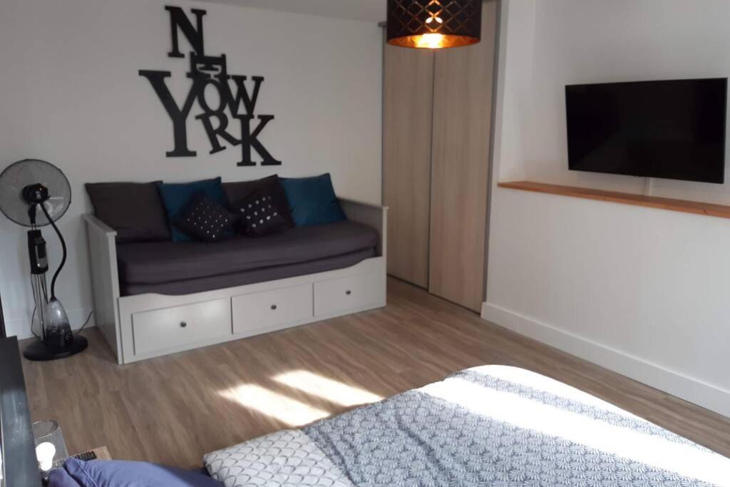 Appartement Renove Le New-York En Centre Ville - Terrasse Et Parking - Non Climatise La Roche-Chalais 外观 照片