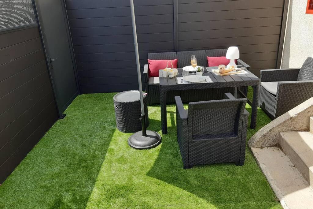 Appartement Renove Le New-York En Centre Ville - Terrasse Et Parking - Non Climatise La Roche-Chalais 外观 照片