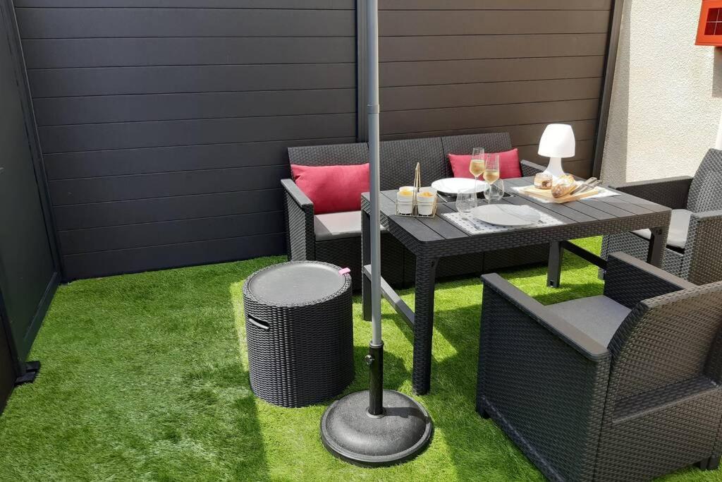 Appartement Renove Le New-York En Centre Ville - Terrasse Et Parking - Non Climatise La Roche-Chalais 外观 照片