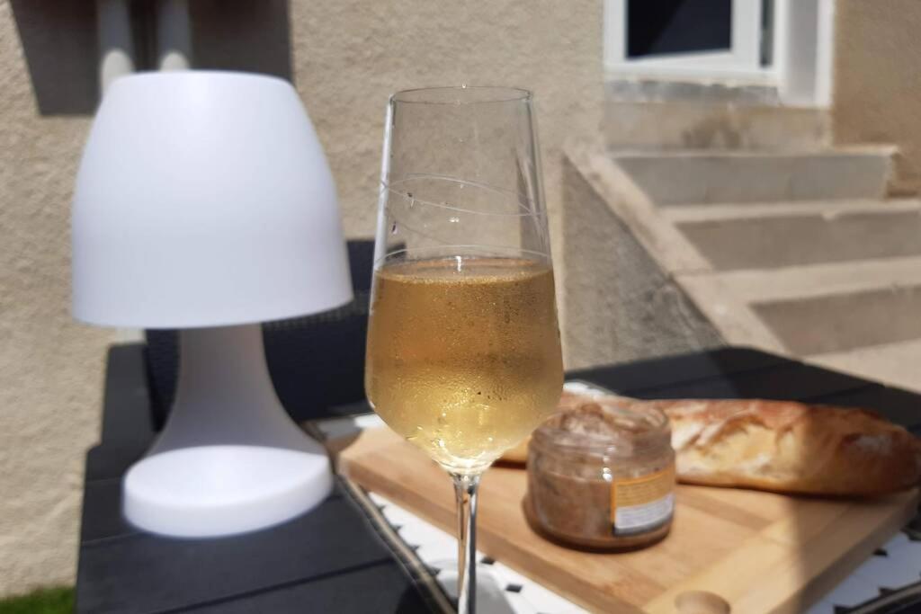 Appartement Renove Le New-York En Centre Ville - Terrasse Et Parking - Non Climatise La Roche-Chalais 外观 照片